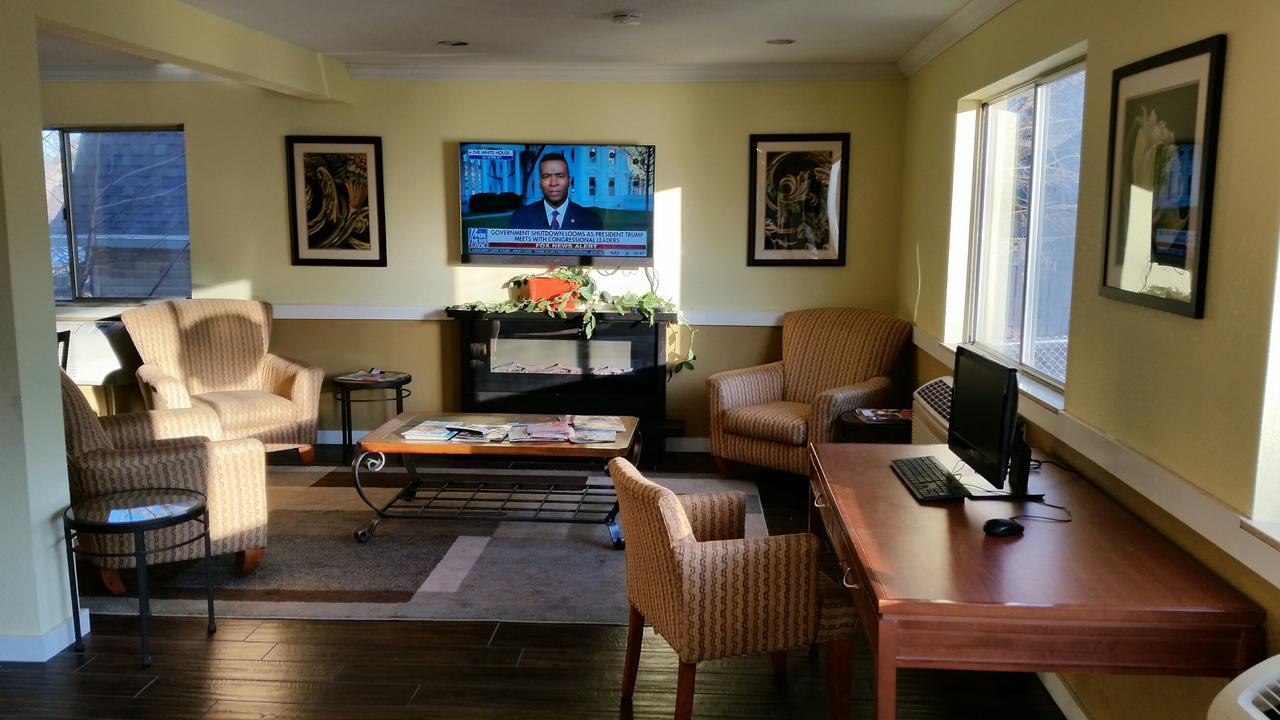 Riverwalk Inn & Suites Fort Atkinson Bagian luar foto