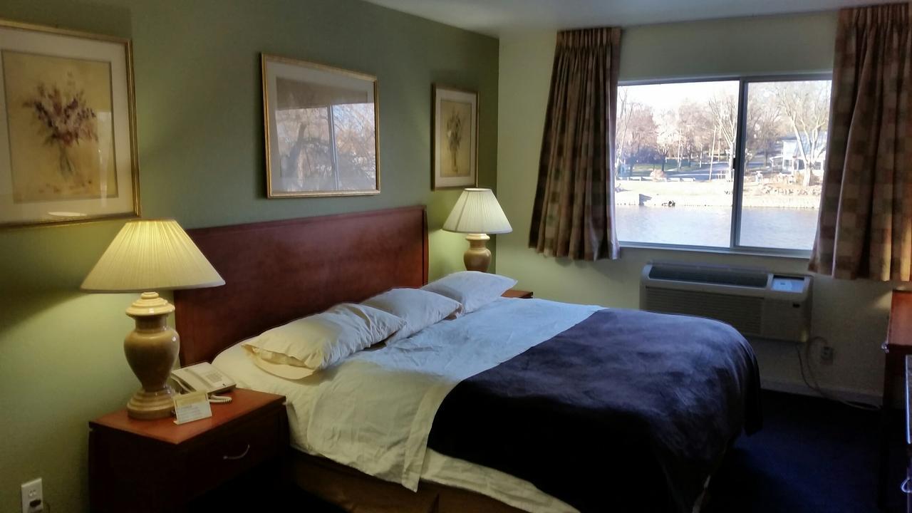 Riverwalk Inn & Suites Fort Atkinson Bagian luar foto