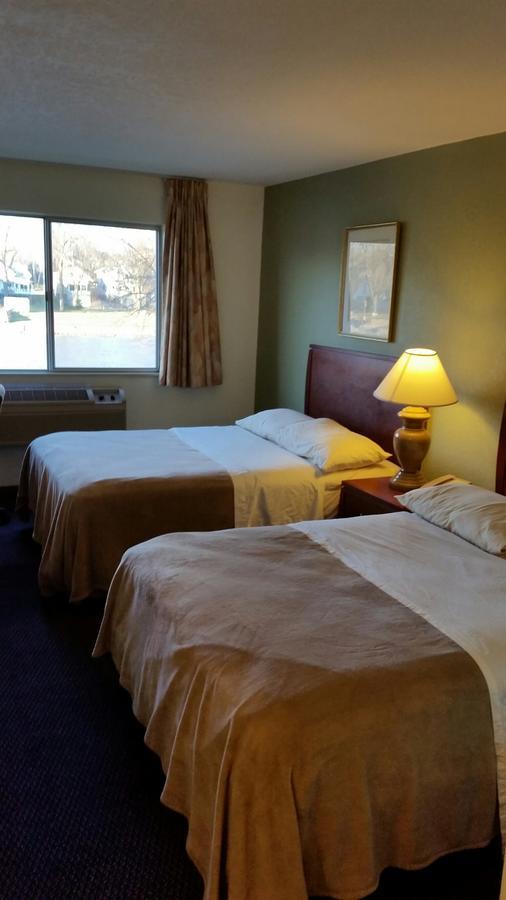 Riverwalk Inn & Suites Fort Atkinson Bagian luar foto