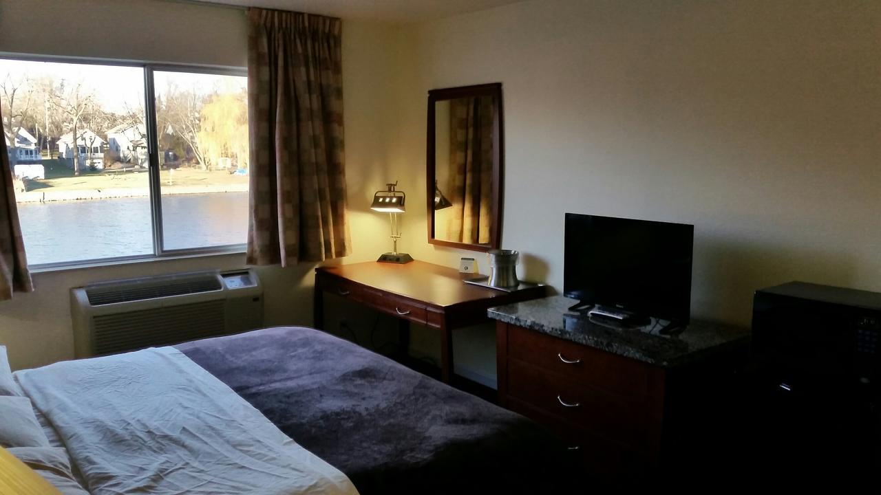 Riverwalk Inn & Suites Fort Atkinson Bagian luar foto
