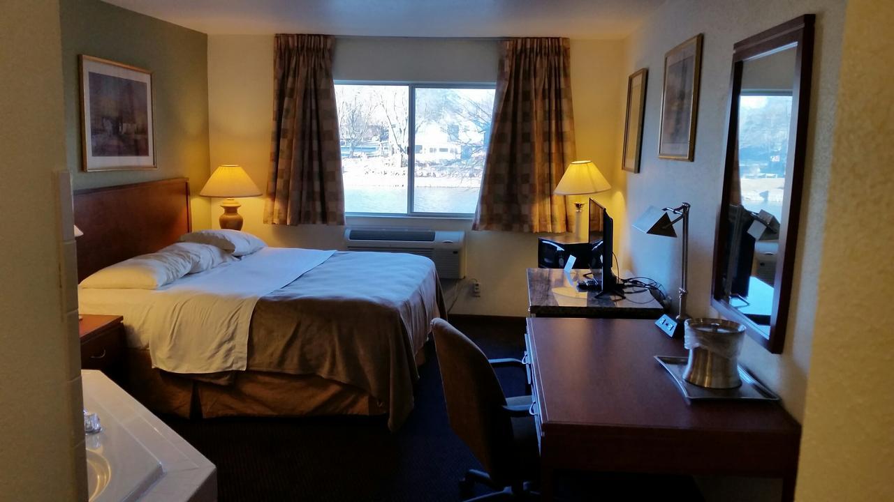 Riverwalk Inn & Suites Fort Atkinson Bagian luar foto