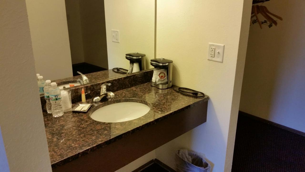Riverwalk Inn & Suites Fort Atkinson Bagian luar foto