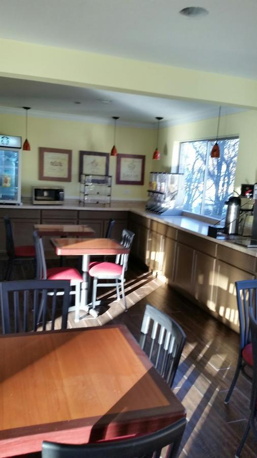 Riverwalk Inn & Suites Fort Atkinson Bagian luar foto