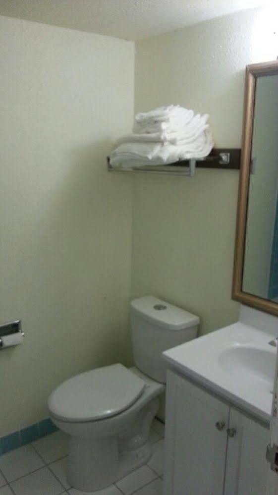 Riverwalk Inn & Suites Fort Atkinson Bagian luar foto