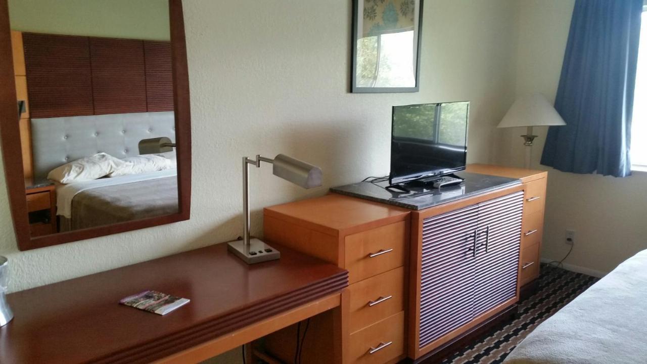 Riverwalk Inn & Suites Fort Atkinson Bagian luar foto
