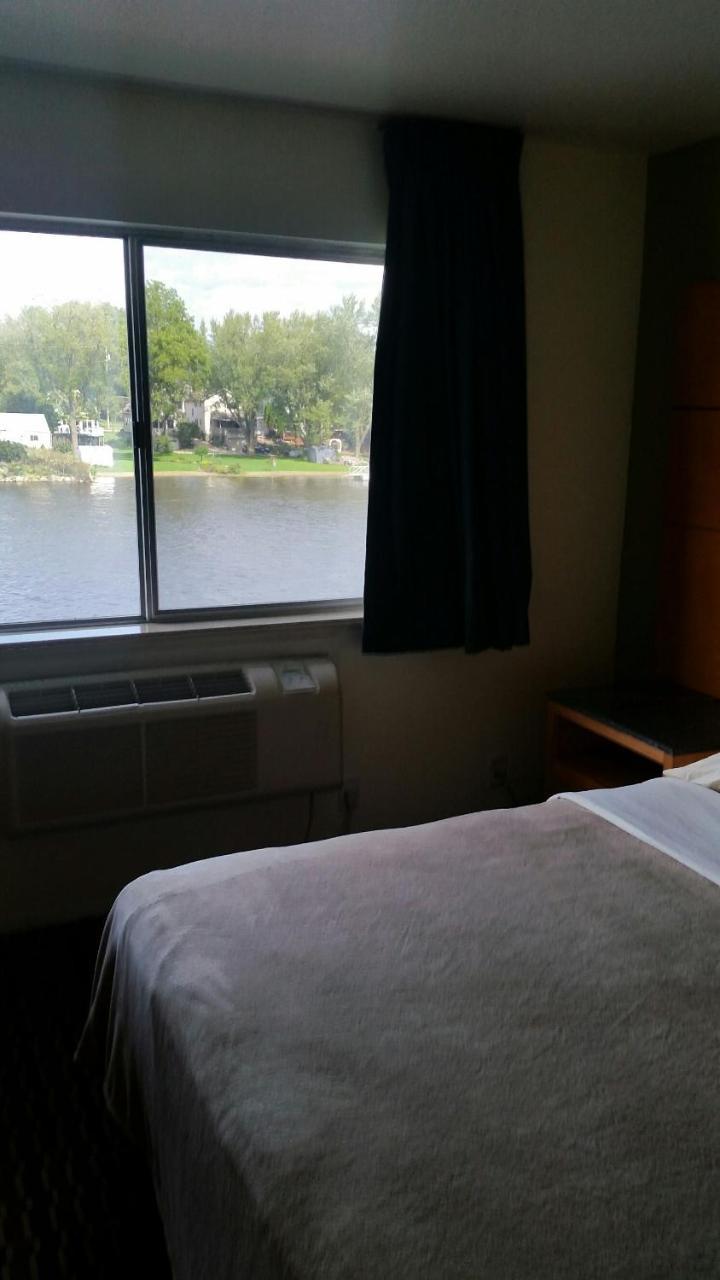 Riverwalk Inn & Suites Fort Atkinson Bagian luar foto
