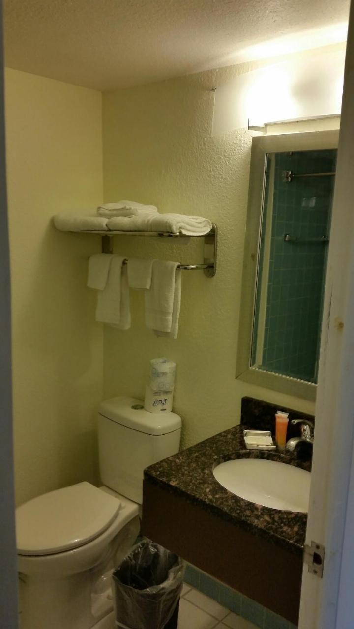 Riverwalk Inn & Suites Fort Atkinson Bagian luar foto