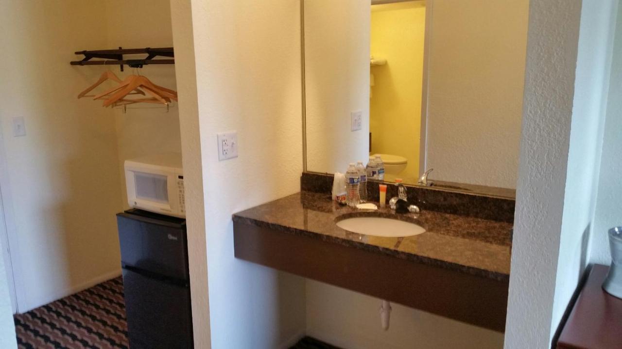 Riverwalk Inn & Suites Fort Atkinson Bagian luar foto