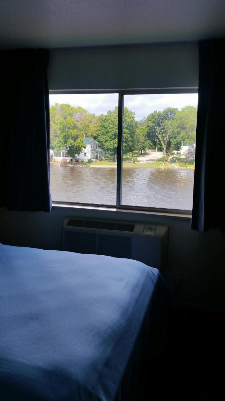 Riverwalk Inn & Suites Fort Atkinson Bagian luar foto
