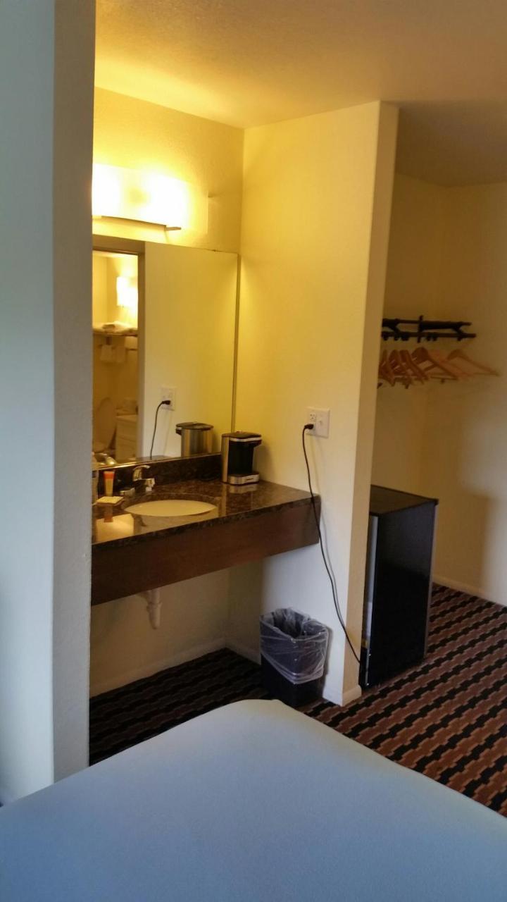 Riverwalk Inn & Suites Fort Atkinson Bagian luar foto