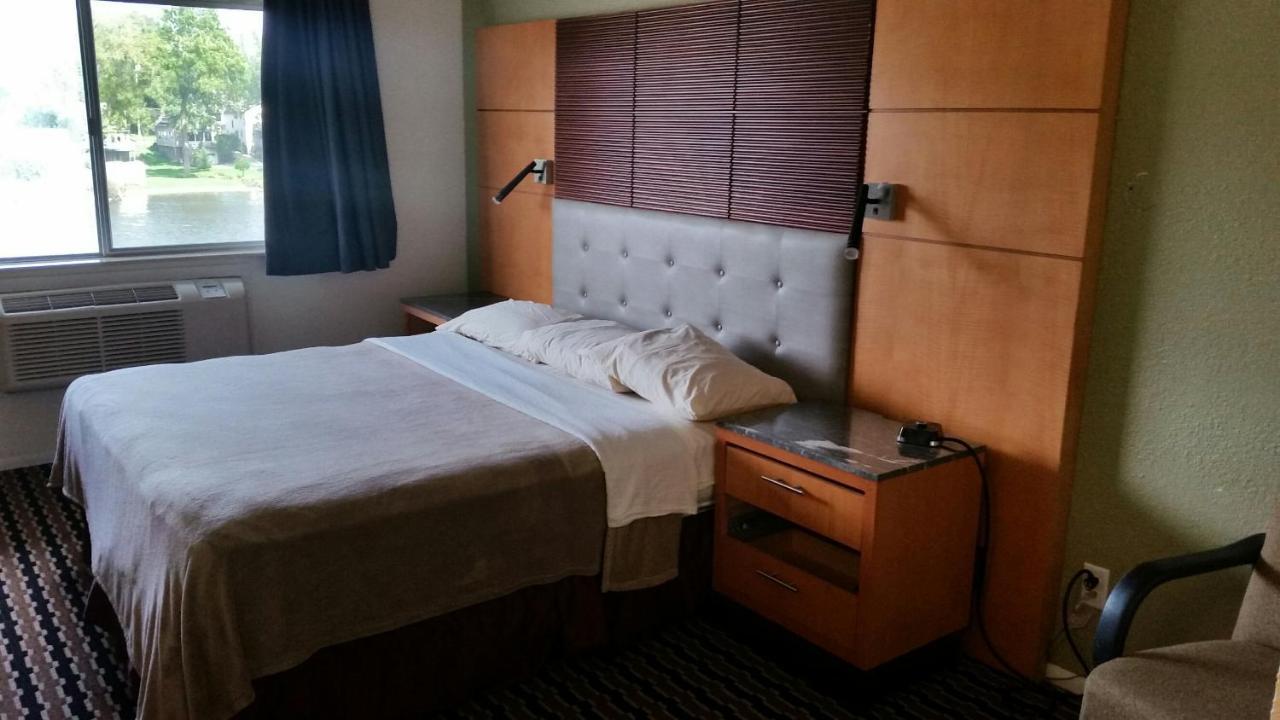 Riverwalk Inn & Suites Fort Atkinson Bagian luar foto