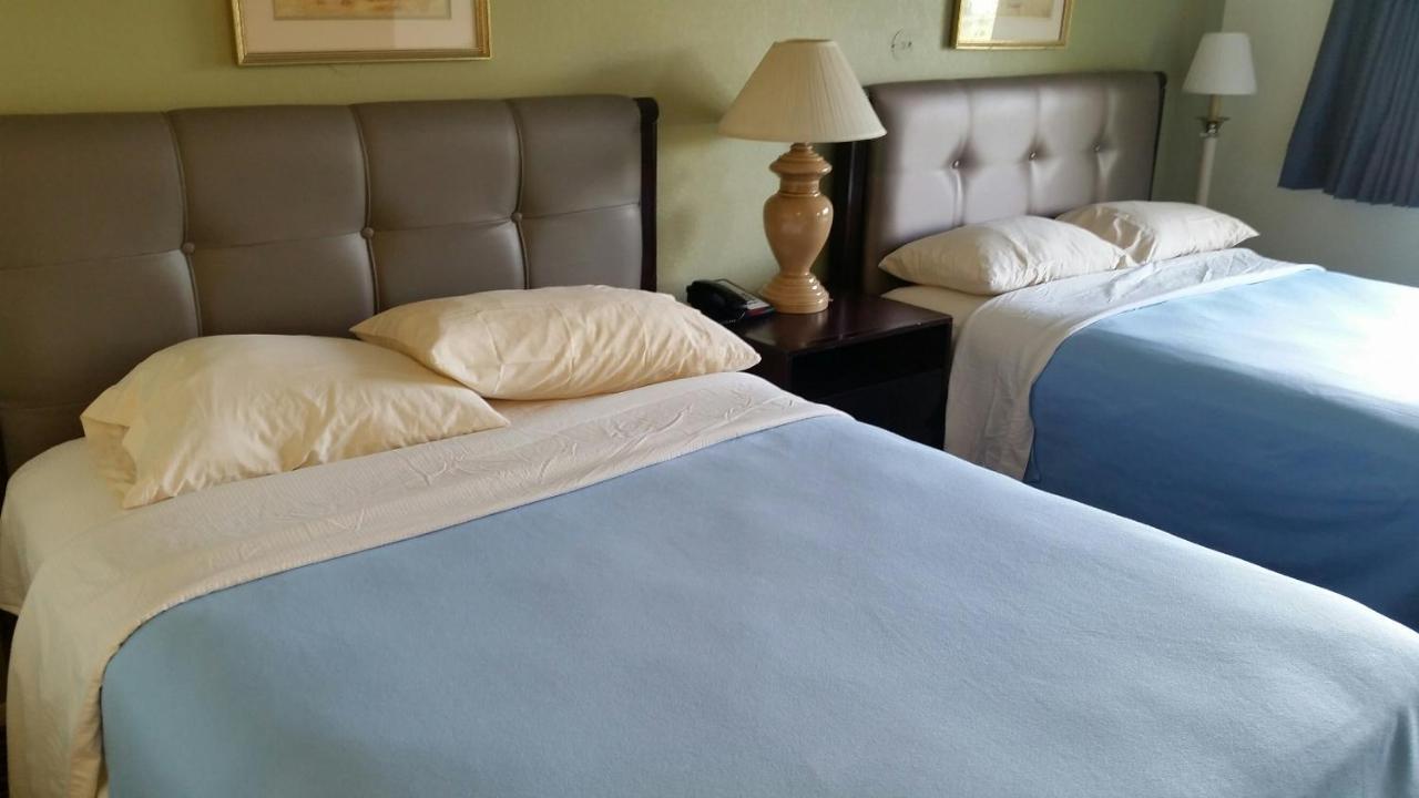 Riverwalk Inn & Suites Fort Atkinson Bagian luar foto