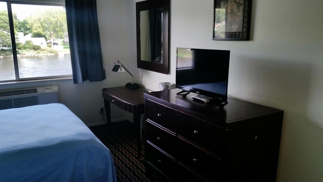 Riverwalk Inn & Suites Fort Atkinson Bagian luar foto