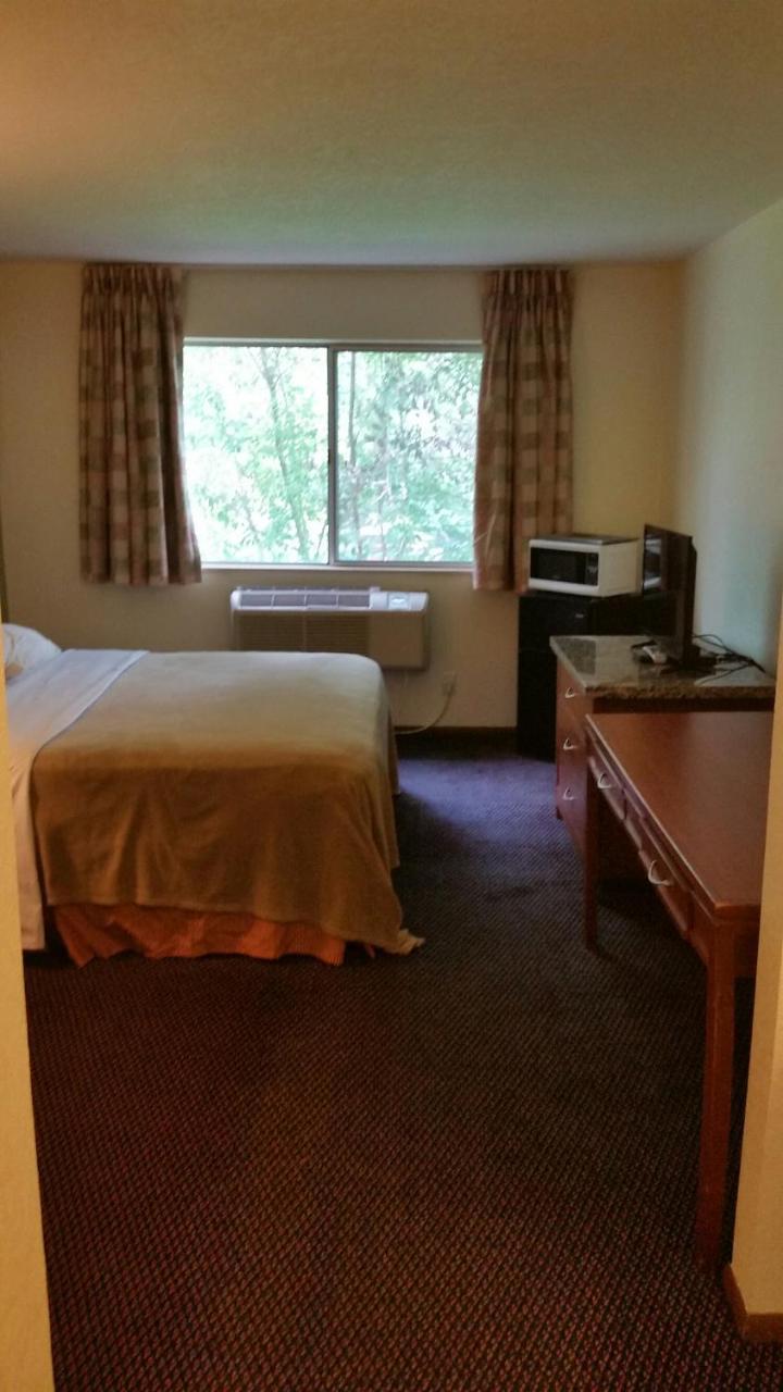 Riverwalk Inn & Suites Fort Atkinson Bagian luar foto
