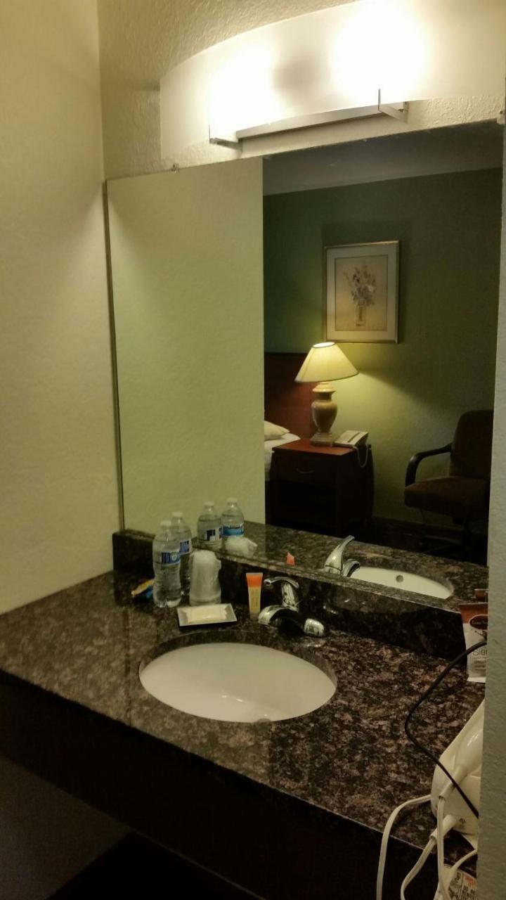 Riverwalk Inn & Suites Fort Atkinson Bagian luar foto