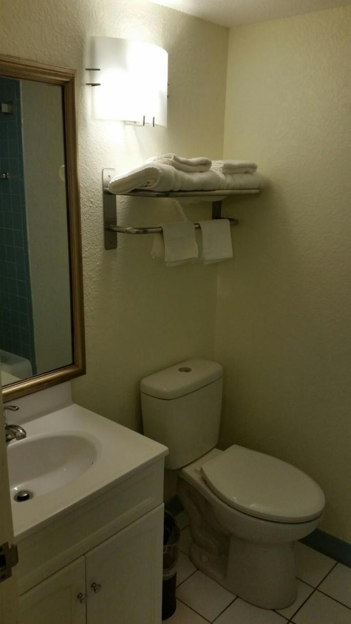 Riverwalk Inn & Suites Fort Atkinson Bagian luar foto