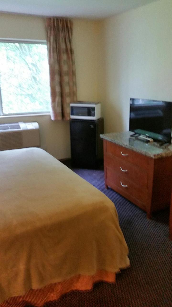 Riverwalk Inn & Suites Fort Atkinson Bagian luar foto
