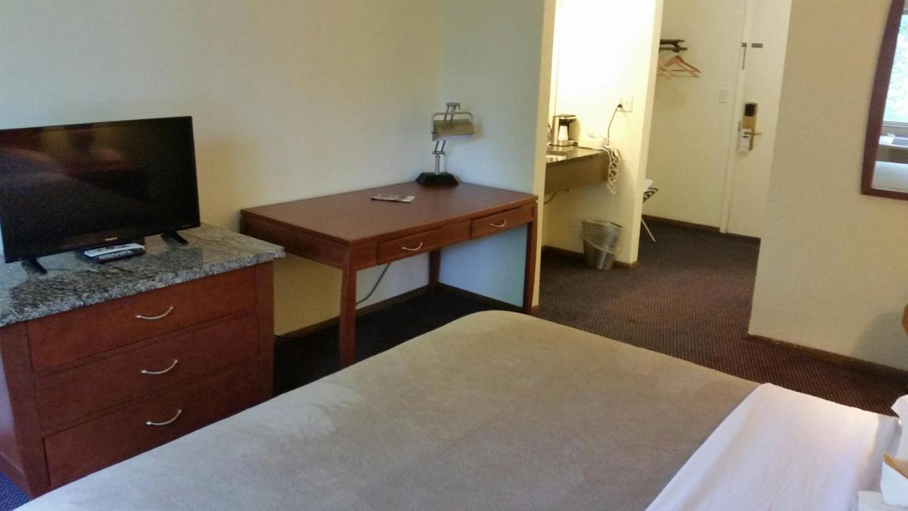 Riverwalk Inn & Suites Fort Atkinson Bagian luar foto
